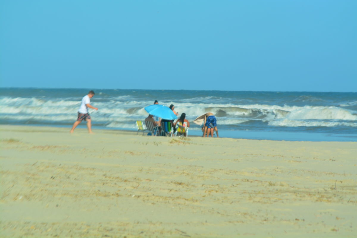 Calor leva veranistas à Praia da Esplanada