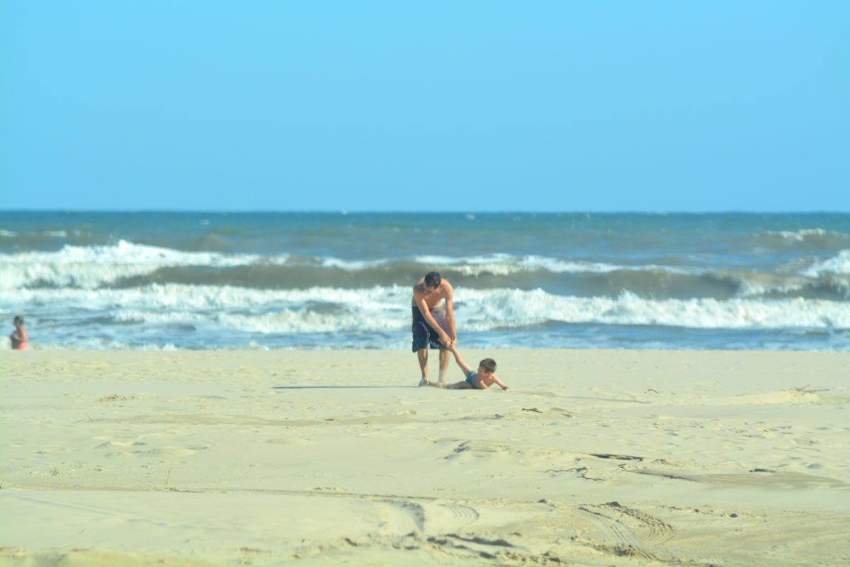 Calor leva veranistas à Praia da Esplanada