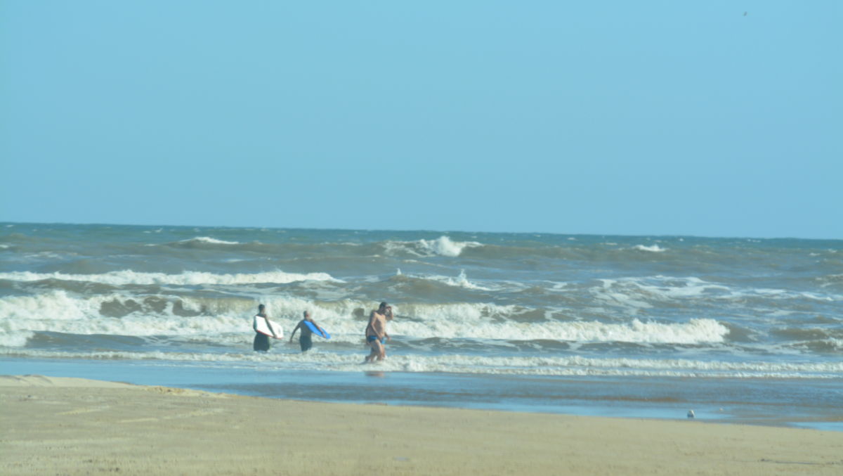 Calor leva veranistas à Praia da Esplanada