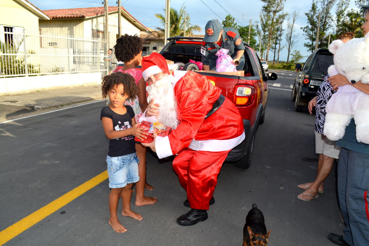 Natal Solidário do Corpo de Bombeiros distribui mais de 600 brinquedos