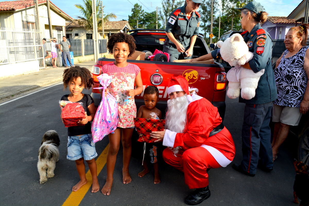 Natal Solidário do Corpo de Bombeiros distribui mais de 600 brinquedos