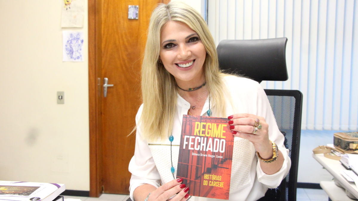 Juíza de Criciúma estreia na literatura com livro que traz histórias reais do cárcere