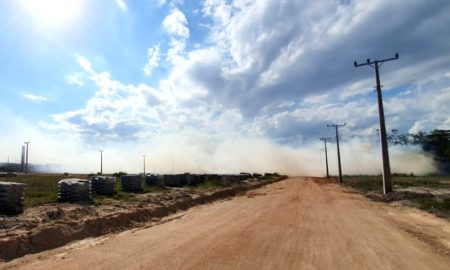 Bombeiros combatem incêndio em vegetação no Bairro Naspolini
