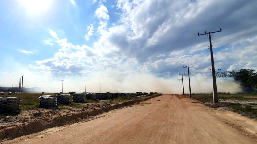 Bombeiros combatem incêndio em vegetação no Bairro Naspolini