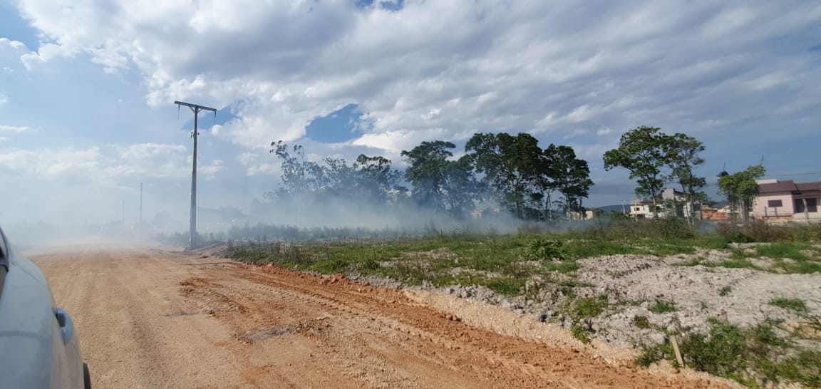 Bombeiros combatem incêndio em vegetação no Bairro Naspolini