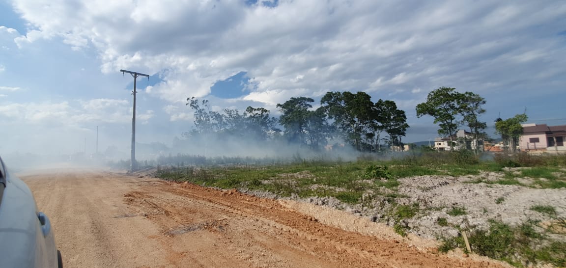 Bombeiros combatem incêndio em vegetação no Bairro Naspolini