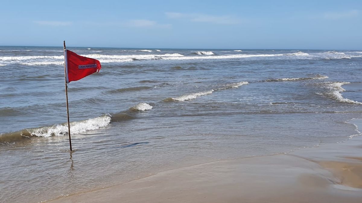 Salva-vidas trabalham com prevenção no Balneário Esplanada