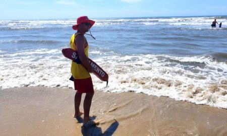 Salva-vidas trabalham com prevenção no Balneário Esplanada