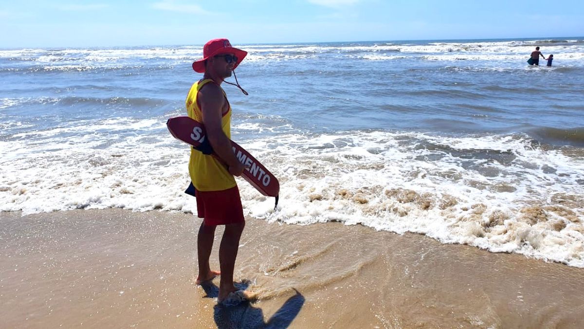 Salva-vidas trabalham com prevenção no Balneário Esplanada