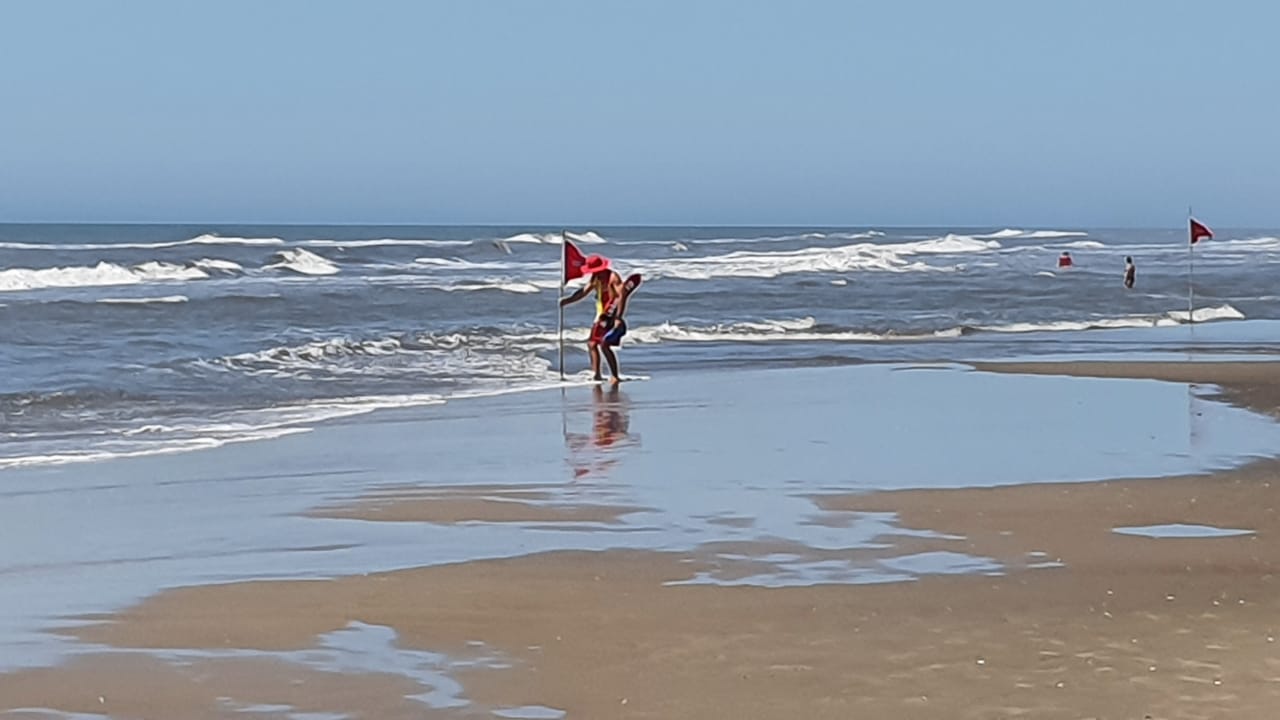 Salva-vidas trabalham com prevenção no Balneário Esplanada