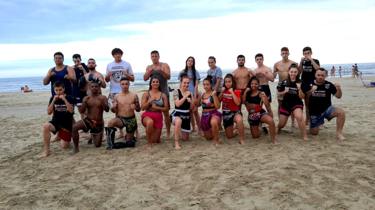 Academia de Muaythai Defarias Team inicia o ano com aula na orla do Balneário Esplanada