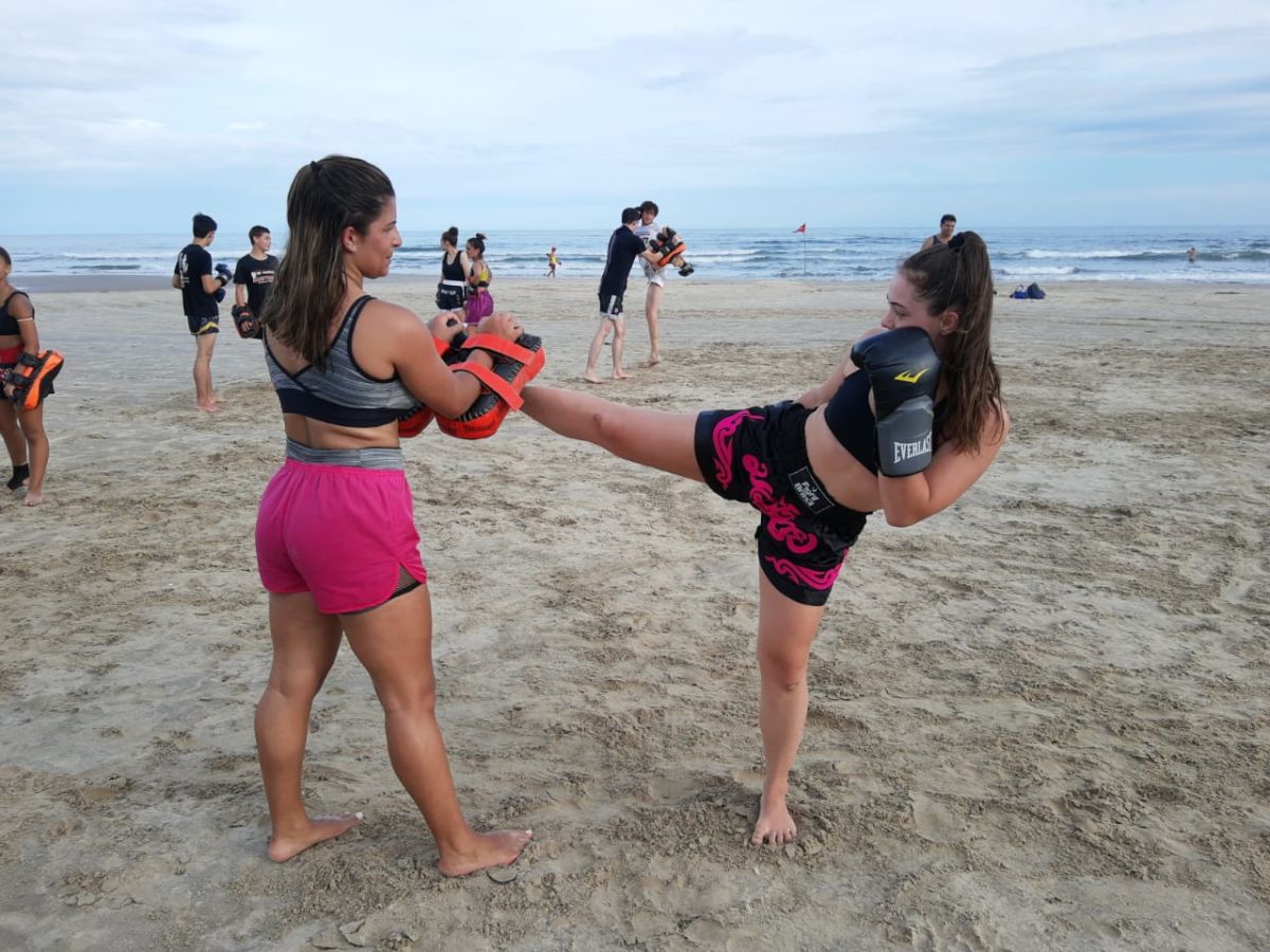 Academia de Muaythai Defarias Team inicia o ano com aula na orla do Balneário Esplanada