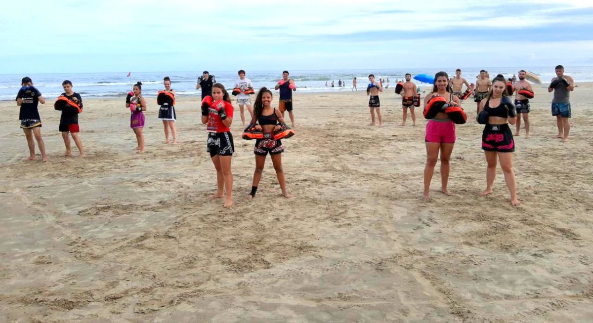 Academia de Muaythai Defarias Team inicia o ano com aula na orla do Balneário Esplanada