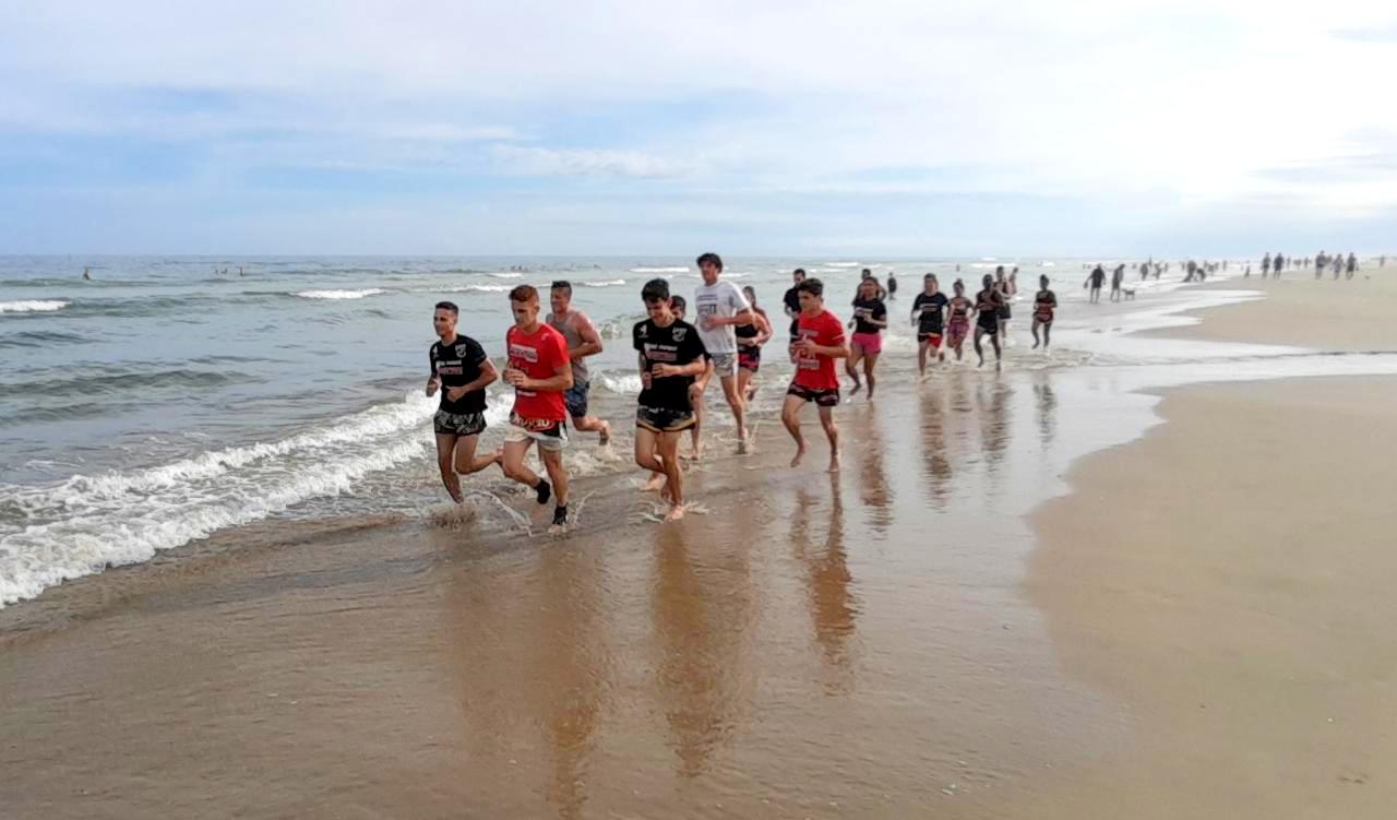 Academia de Muaythai Defarias Team inicia o ano com aula na orla do Balneário Esplanada