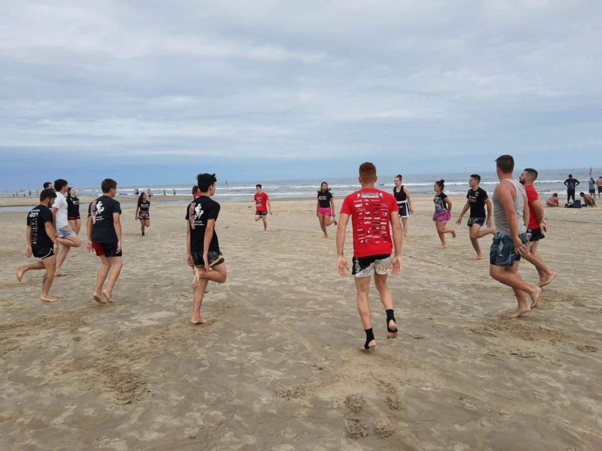 Academia de Muaythai Defarias Team inicia o ano com aula na orla do Balneário Esplanada