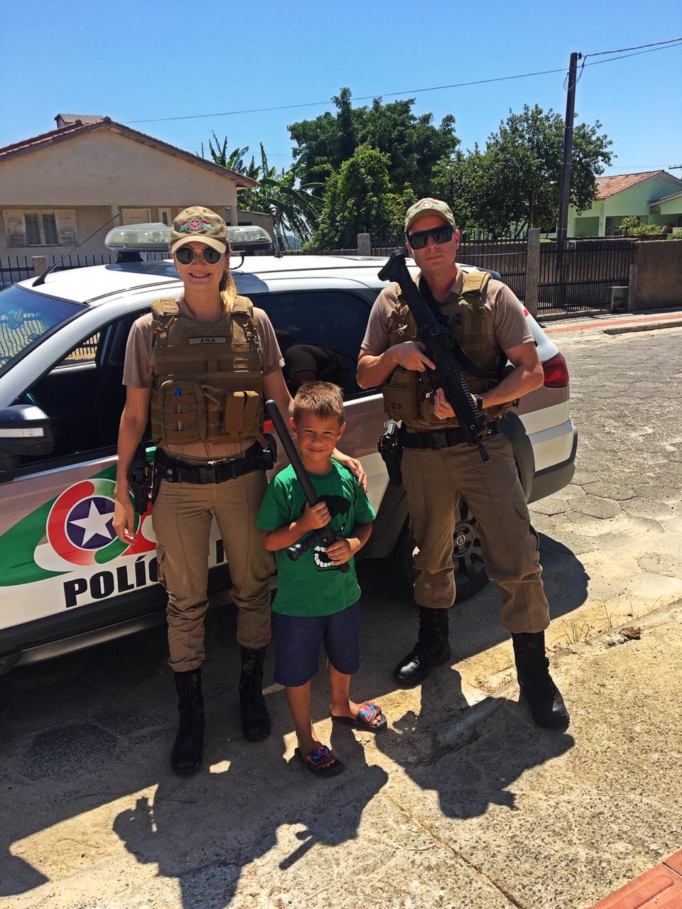 Guarnição visita garoto que sonha em ser policial