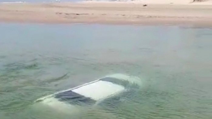 Carro afunda na Barra do Torneiro. Bombeiros de Morro da Fumaça atendem ocorrência