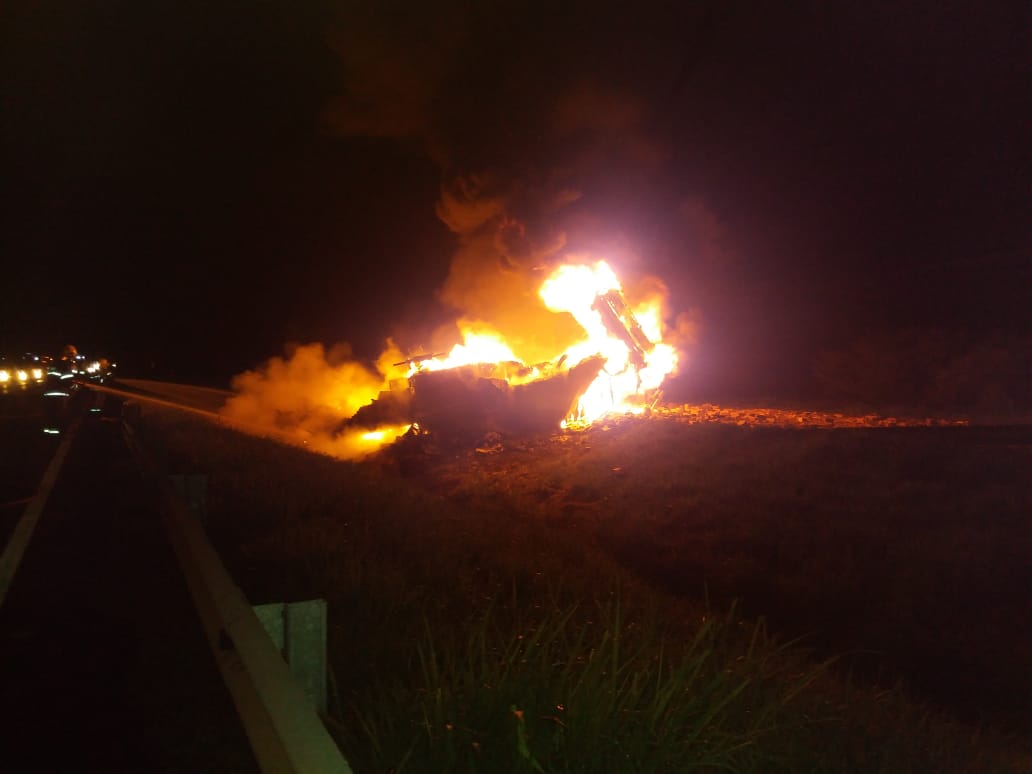 Motorista bate na traseira de caminhão de Morro da Fumaça e morre carbonizado (FOTOS)