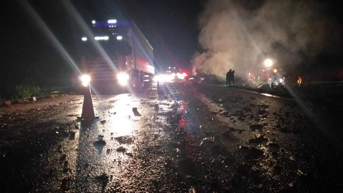 Motorista bate na traseira de caminhão de Morro da Fumaça e morre carbonizado (FOTOS)