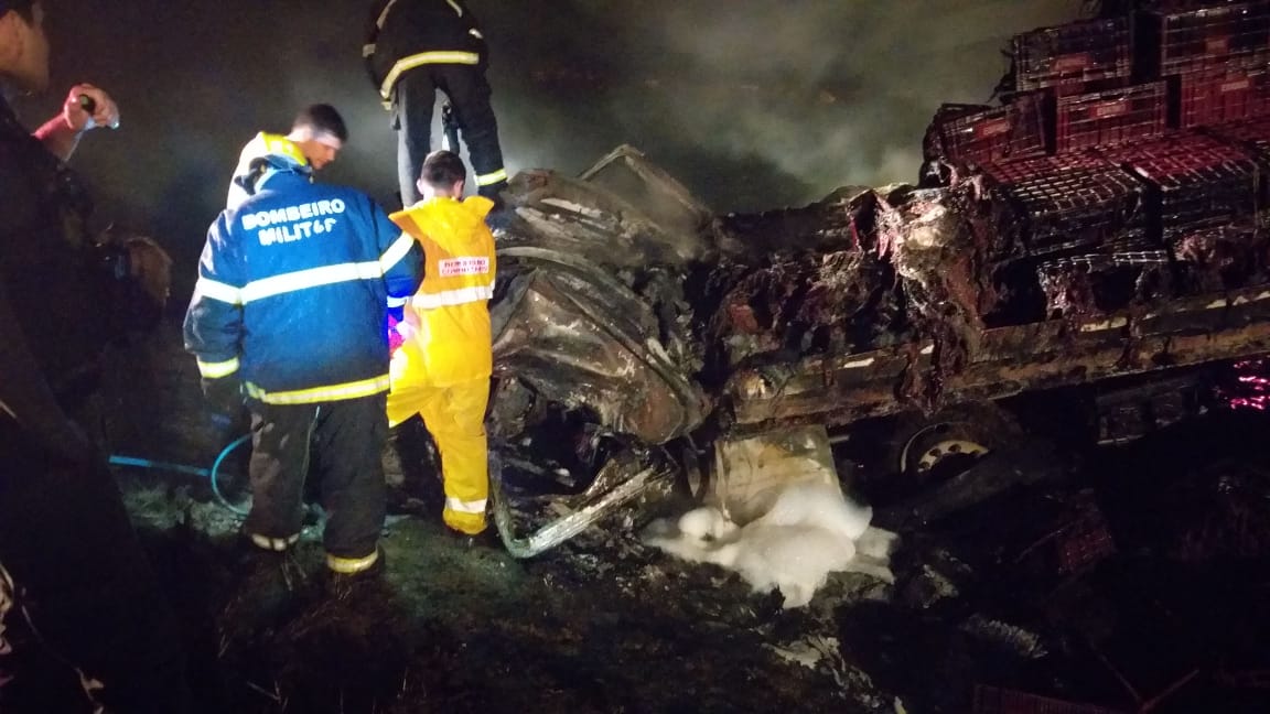 Motorista bate na traseira de caminhão de Morro da Fumaça e morre carbonizado (FOTOS)