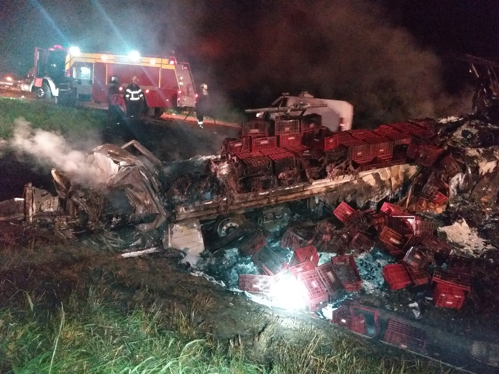 Motorista bate na traseira de caminhão de Morro da Fumaça e morre carbonizado (FOTOS)