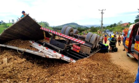 Motorista fica preso às ferragens após caminhão de Morro da Fumaça capotar