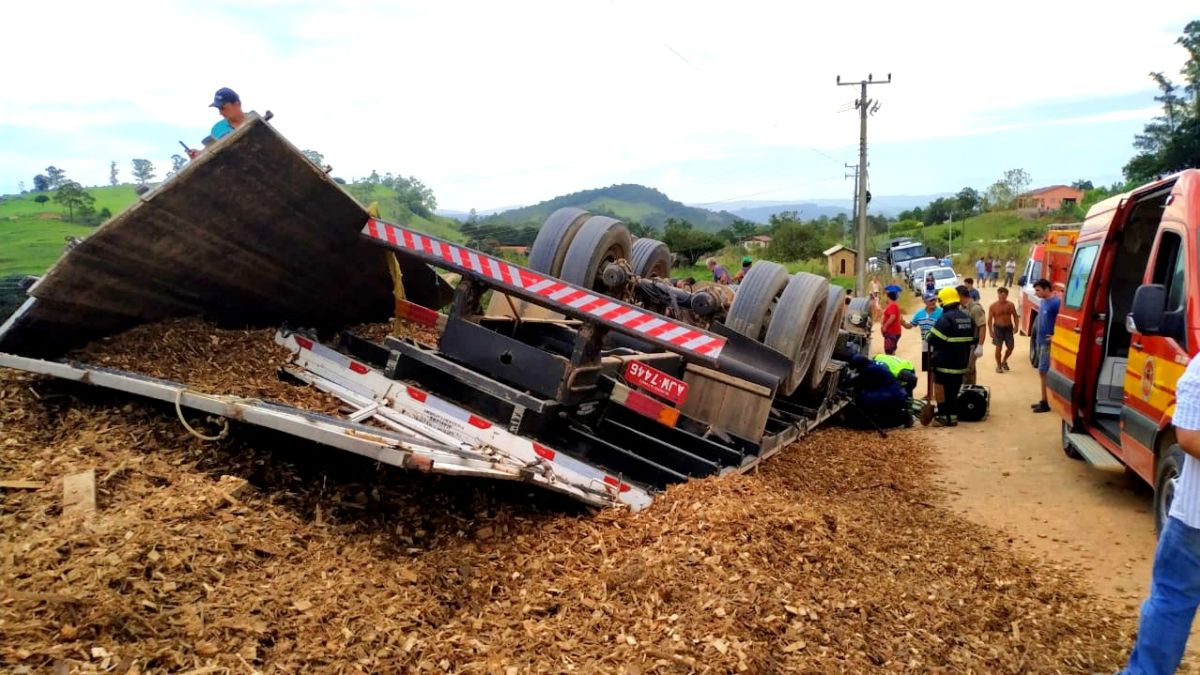 Motorista fica preso às ferragens após caminhão de Morro da Fumaça capotar