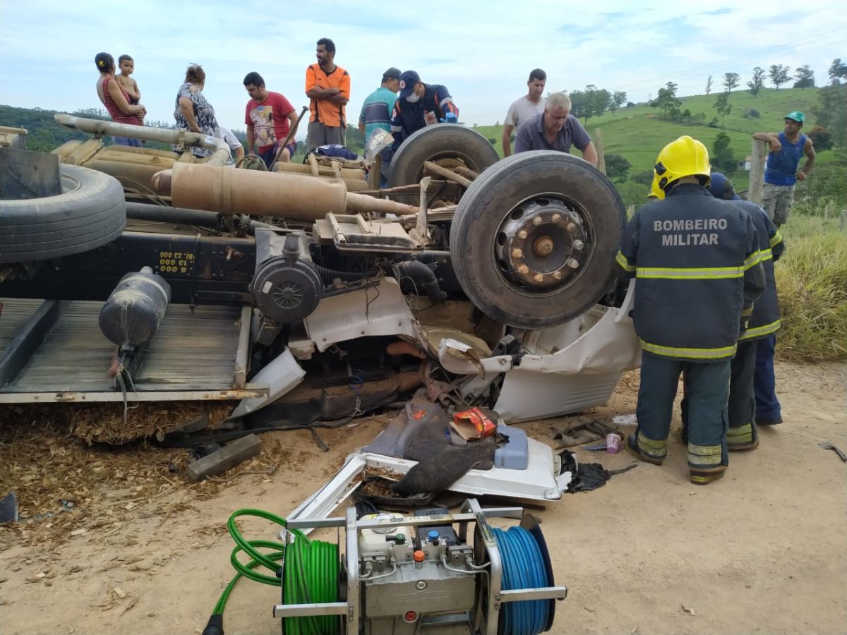 Motorista fica preso às ferragens após caminhão de Morro da Fumaça capotar