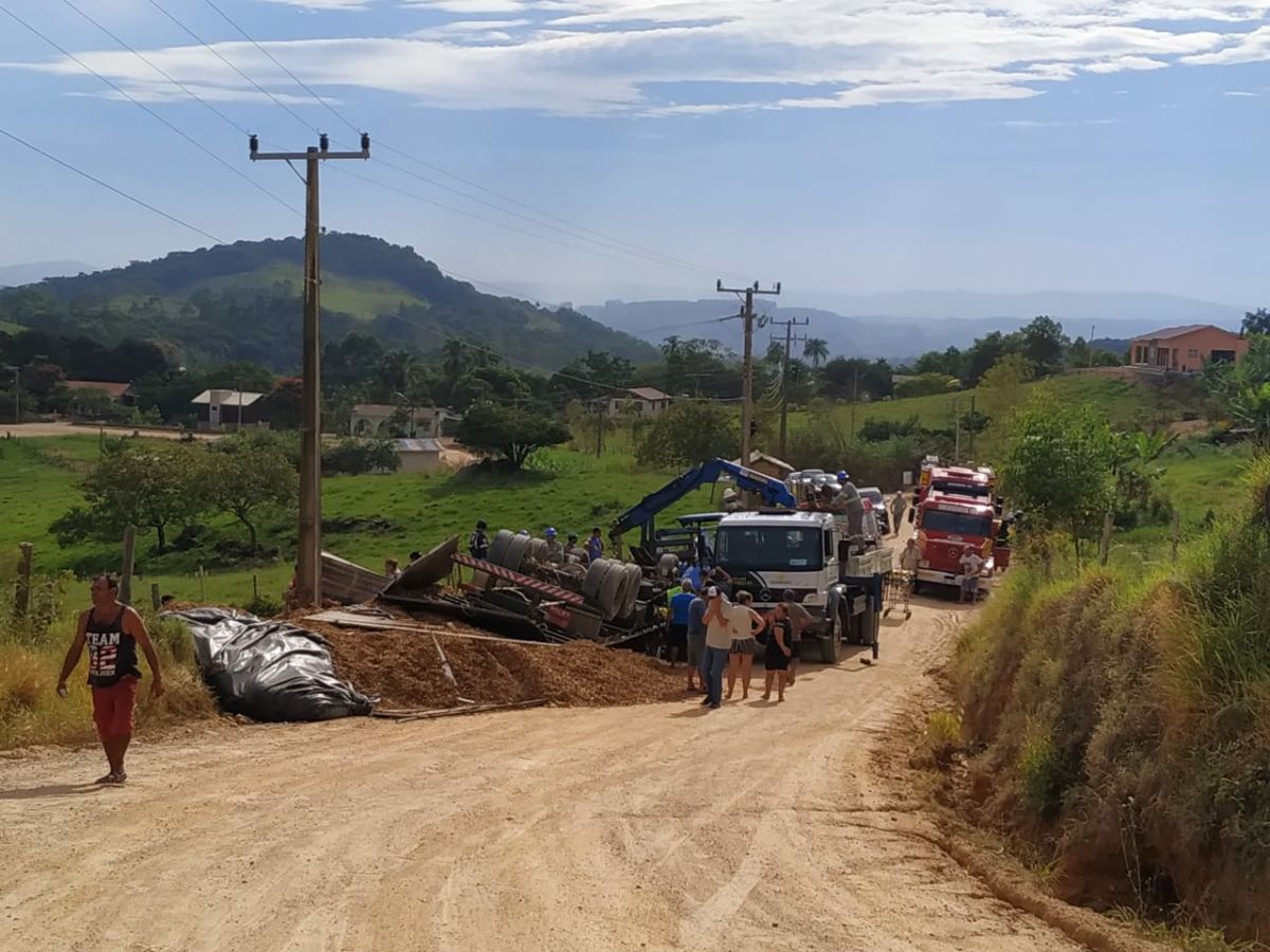 Motorista fica preso às ferragens após caminhão de Morro da Fumaça capotar