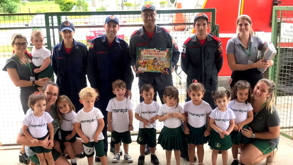 Bombeiros visitam o Colégio Interação e entregam material didático “Escola da Inteligência”