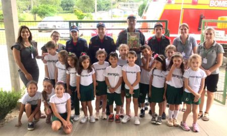 Bombeiros visitam o Colégio Interação e entregam material didático “Escola da Inteligência”