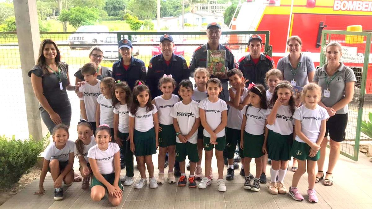 Bombeiros visitam o Colégio Interação e entregam material didático “Escola da Inteligência”