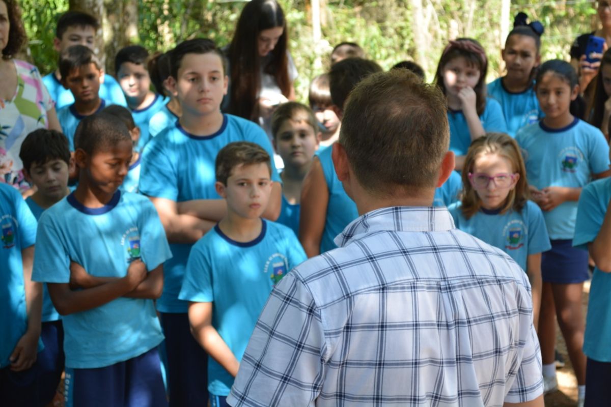 Professora recebe homenagem emocionante