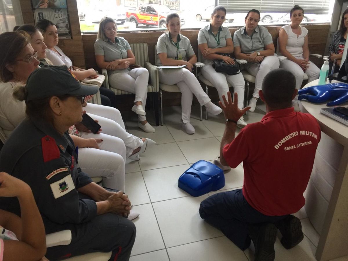 Sargento do Corpo de Bombeiros realiza treinamento sobre primeiros socorros