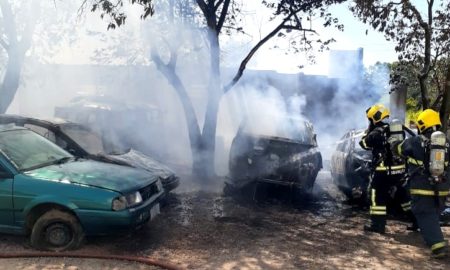 Incêndio atinge quatro carros no Bairro de Costa