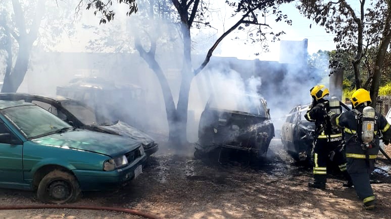 Incêndio atinge quatro carros no Bairro de Costa