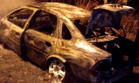 Carro é destruído pelo fogo na Genésio Mazon
