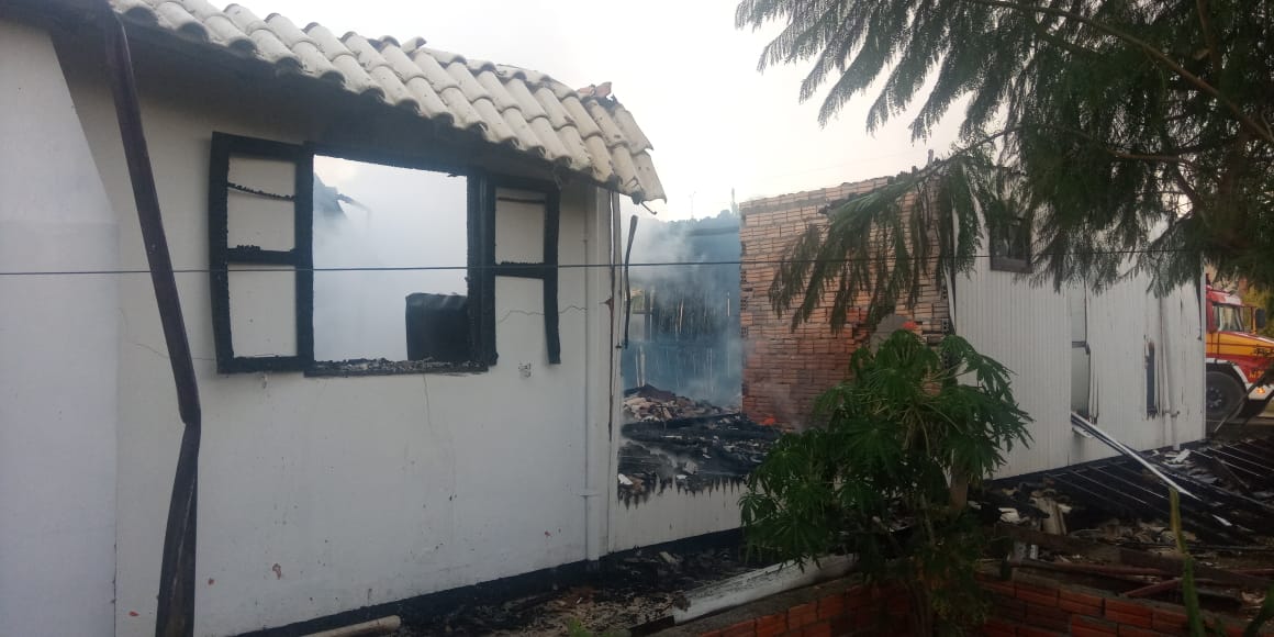 Bombeiros de Morro da Fumaça atendem incêndio em residência