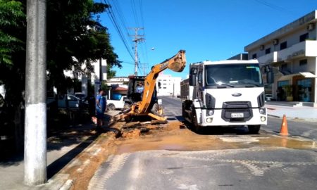 Rompimento de adutora interrompe abastecimento de água