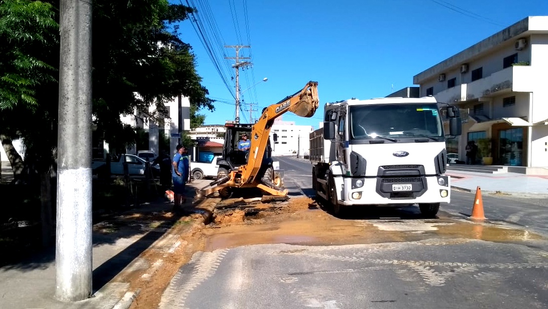 Rompimento de adutora interrompe abastecimento de água