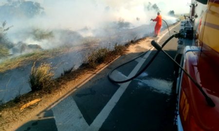 Bombeiros de Morro da Fumaça combatem incêndio em vegetação na BR-101