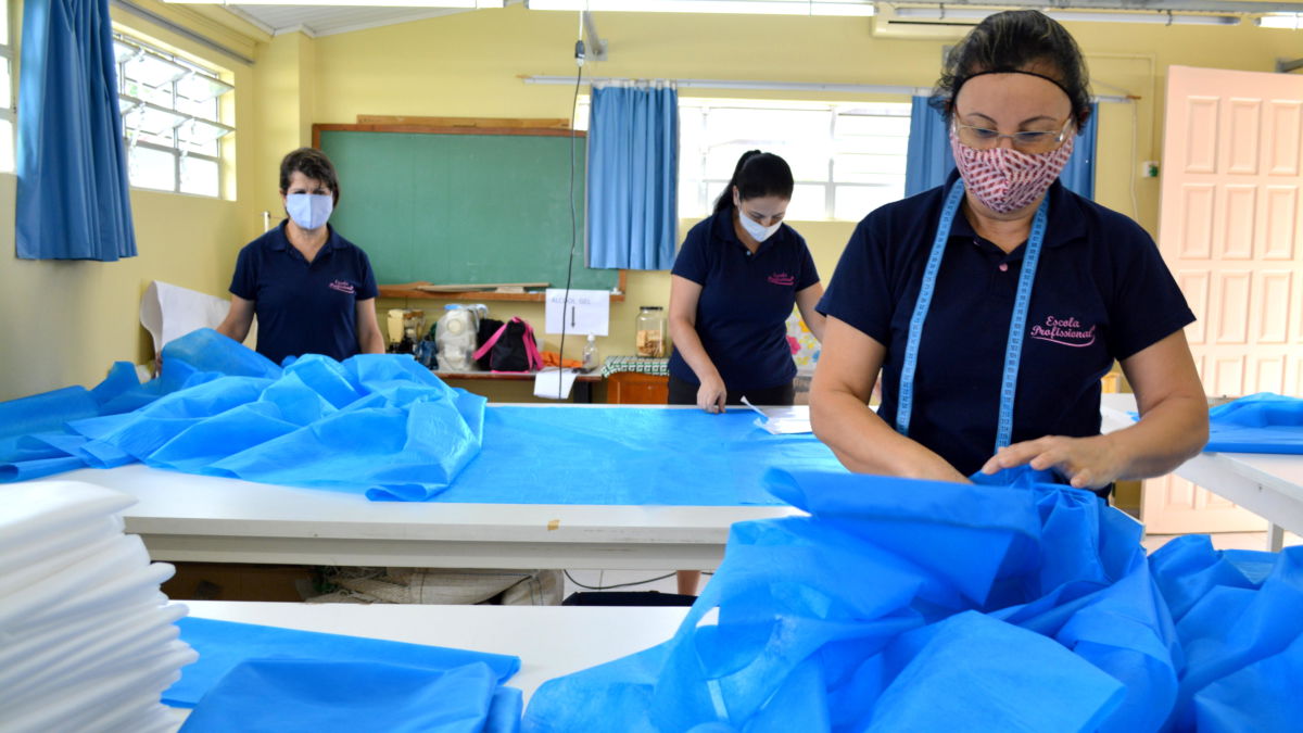 Escola profissional confecciona 200 máscaras e 200 jalecos em Morro da Fumaça