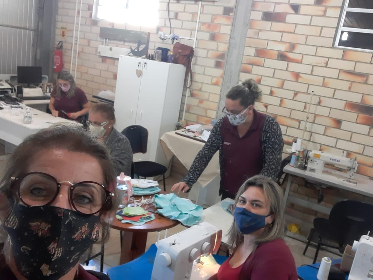 União na fabricação de máscaras e jalecos em Morro da Fumaça