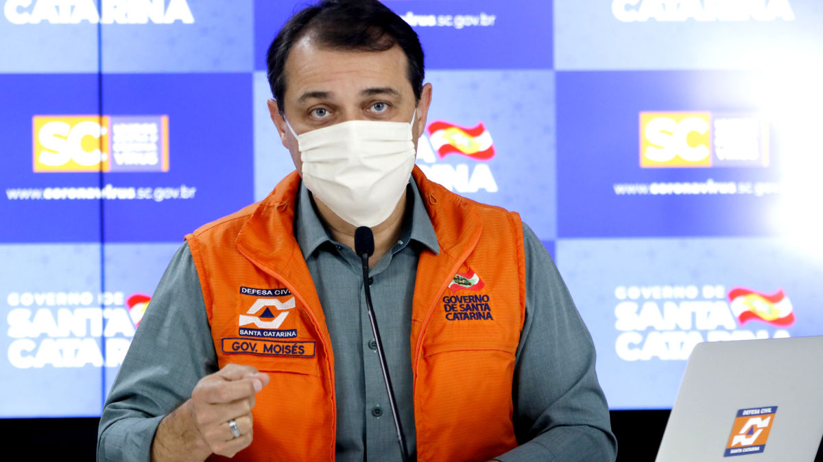 Santa Catarina torna obrigatório o uso de máscara por funcionários de empresas que atendem ao público