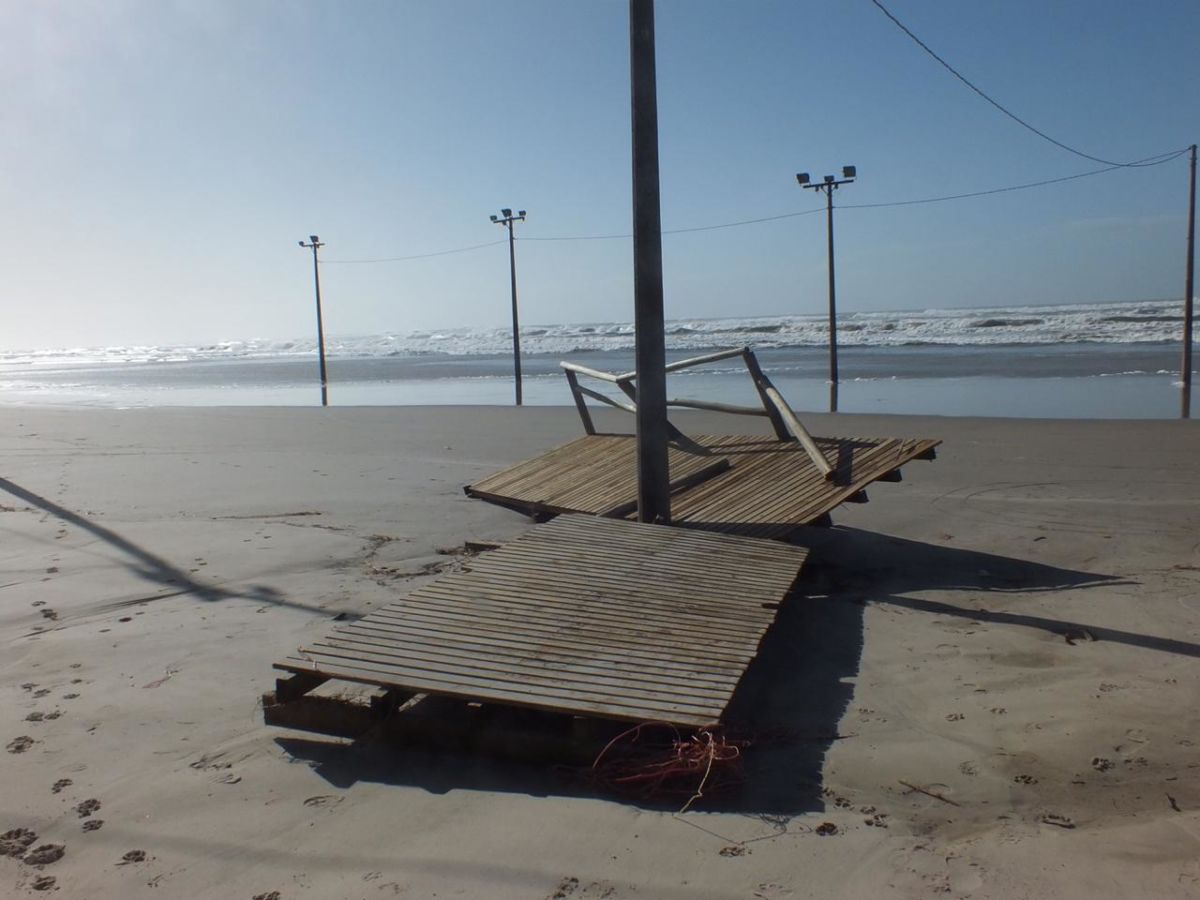 Ressaca deixa estragos no Balneário Esplanada