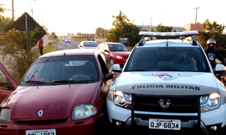 Depois de colidir com moto e fugir, carro bate em viatura da Polícia Militar