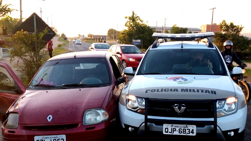 Depois de colidir com moto e fugir, carro bate em viatura da Polícia Militar