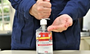 Manuseio do álcool 70% durante os cuidados de higienização requer atenção