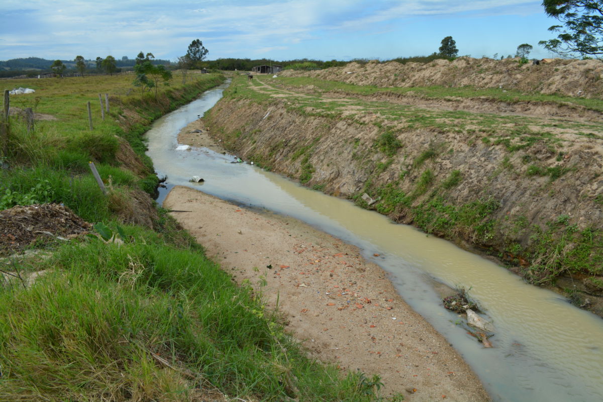 Para evitar inundações, Governo Municipal realiza limpeza total do Rio Linha Torrens