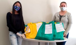 Frequentadores do Caps recebem kits para realização de trabalhos durante a pandemia